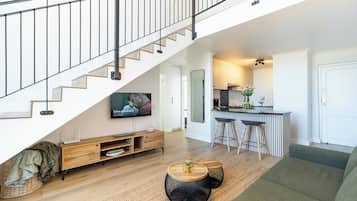 Lägenhet - 2 dubbelsängar - tillgång till pool - havsutsikt (Villa Italia) | Vardagsrum | 42-tums platt-tv med digitalkanaler