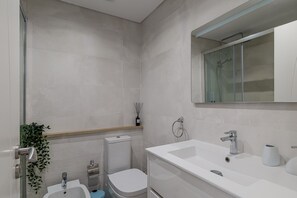 Douche, sèche-cheveux, serviettes fournies
