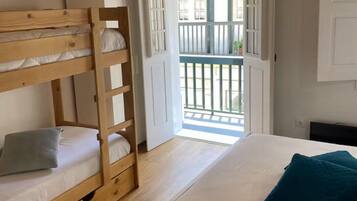 Familie appartement, balkon, uitzicht op stad | Verduisterende gordijnen, geluiddichte muren