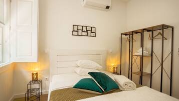 Appartement, vue ville | Rideaux occultants, chambres insonorisées, fer et planche à repasser