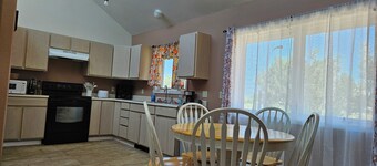 Centrally-located, sweeping mountain views!