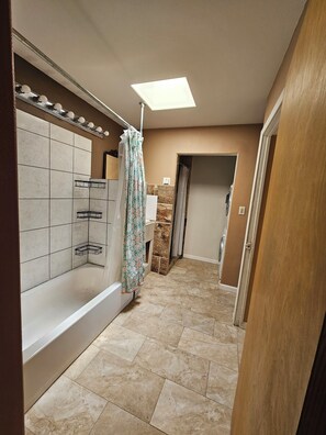 Hair dryer, towels, soap, toilet paper - Centrally-located, sweeping mountain views! (Española)
