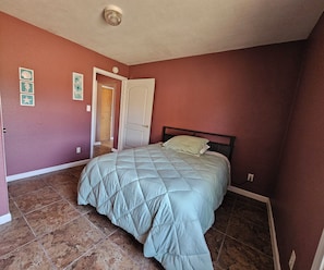 3 bedrooms, iron/ironing board, free WiFi, bed sheets