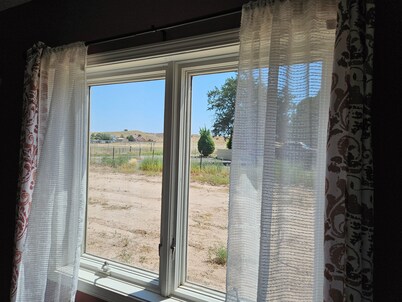 Centrally-located, sweeping mountain views!