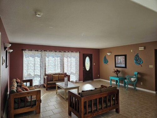 Centrally-located, sweeping mountain views!