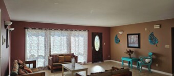 Centrally-located, sweeping mountain views!