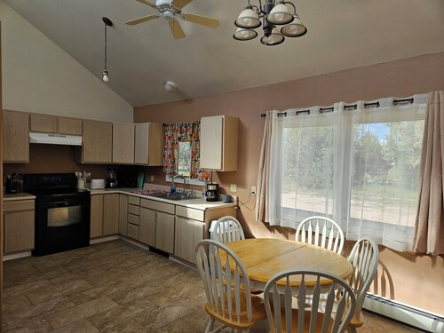 Centrally-located, sweeping mountain views!