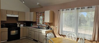 Centrally-located, sweeping mountain views!