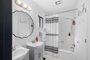 Douche, séchoir à cheveux, serviettes fournies, shampooing