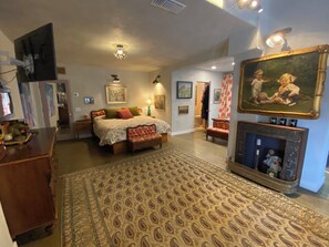 4 bedrooms, desk, iron/ironing board, free WiFi