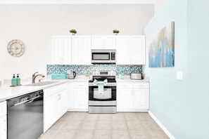 Geladeira, micro-ondas, fogão, lava-louças