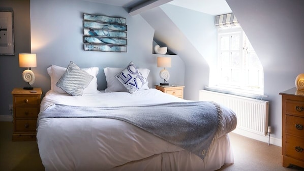 Tabla de planchar con plancha, wifi gratis y ropa de cama