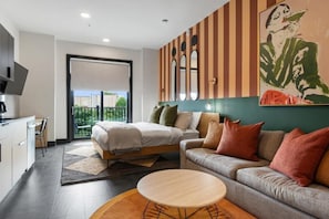 Design Studio, 1 King Bed | Iron/ironing board, free WiFi, bed sheets