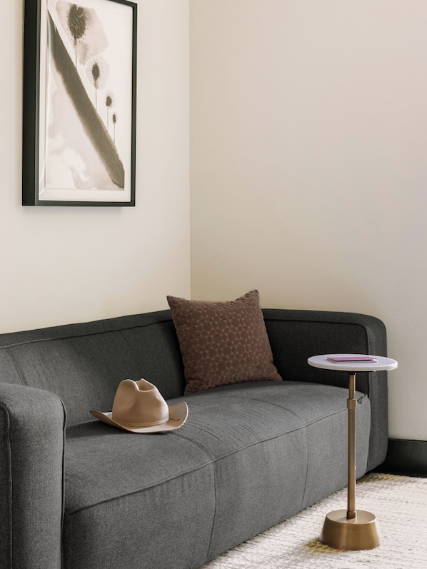 Studio Suite, 1 Queen Bed with Sofa bed | Living area