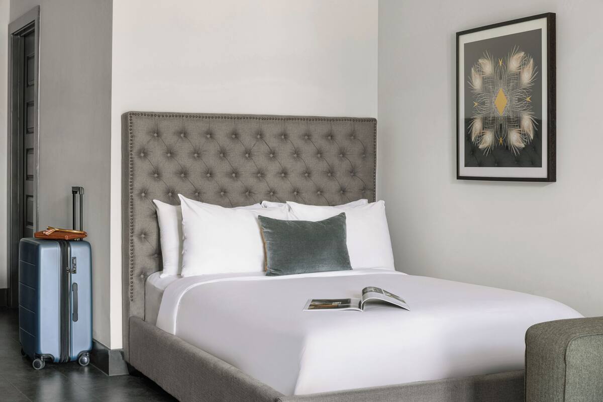 Studio Suite, 1 Queen Bed with Sofa bed | Iron/ironing board, free WiFi