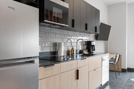 Deluxe Studio, 1 King Bed with Sofa bed | Private kitchen | Coffee/tea maker