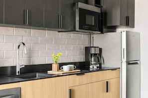 Studio Suite, 1 Queen Bed with Sofa bed | Private kitchen