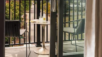 Standard Studio, 1 Queen Bed with Sofa bed | Terrace/patio