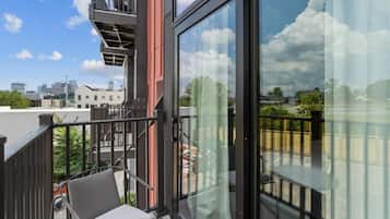 Standard Studio, 2 Queen Beds | Terrace/patio