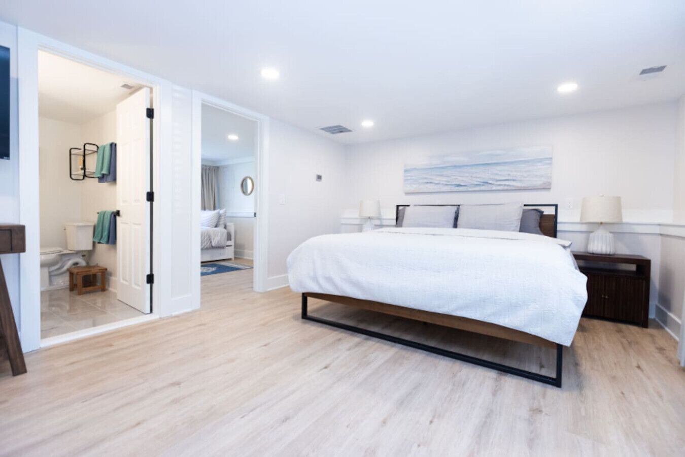 4 bedrooms, iron/ironing board, WiFi, bed sheets