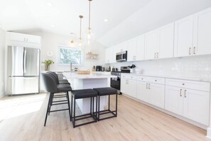 冰箱、微波炉、烤箱、炉灶