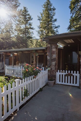 Charming bungalow in peaceful Prescott National Forest with AC