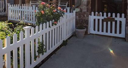 Charming bungalow in peaceful Prescott National Forest with AC