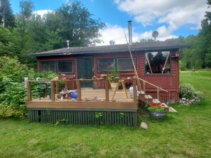 Children's area - Rustic 2-bedroom secluded cabin on Devil Track Lake - minutes from Grand Marais (Grand Marais)