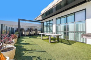 Outdoor dining - Charming 1-bedroom apartment in fabulous Atlanta Midtown with Rooftop Pool (Atlanta)