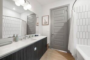 Hair dryer, towels, soap, shampoo - Charming 1-bedroom apartment in fabulous Atlanta Midtown with Rooftop Pool (Atlanta)
