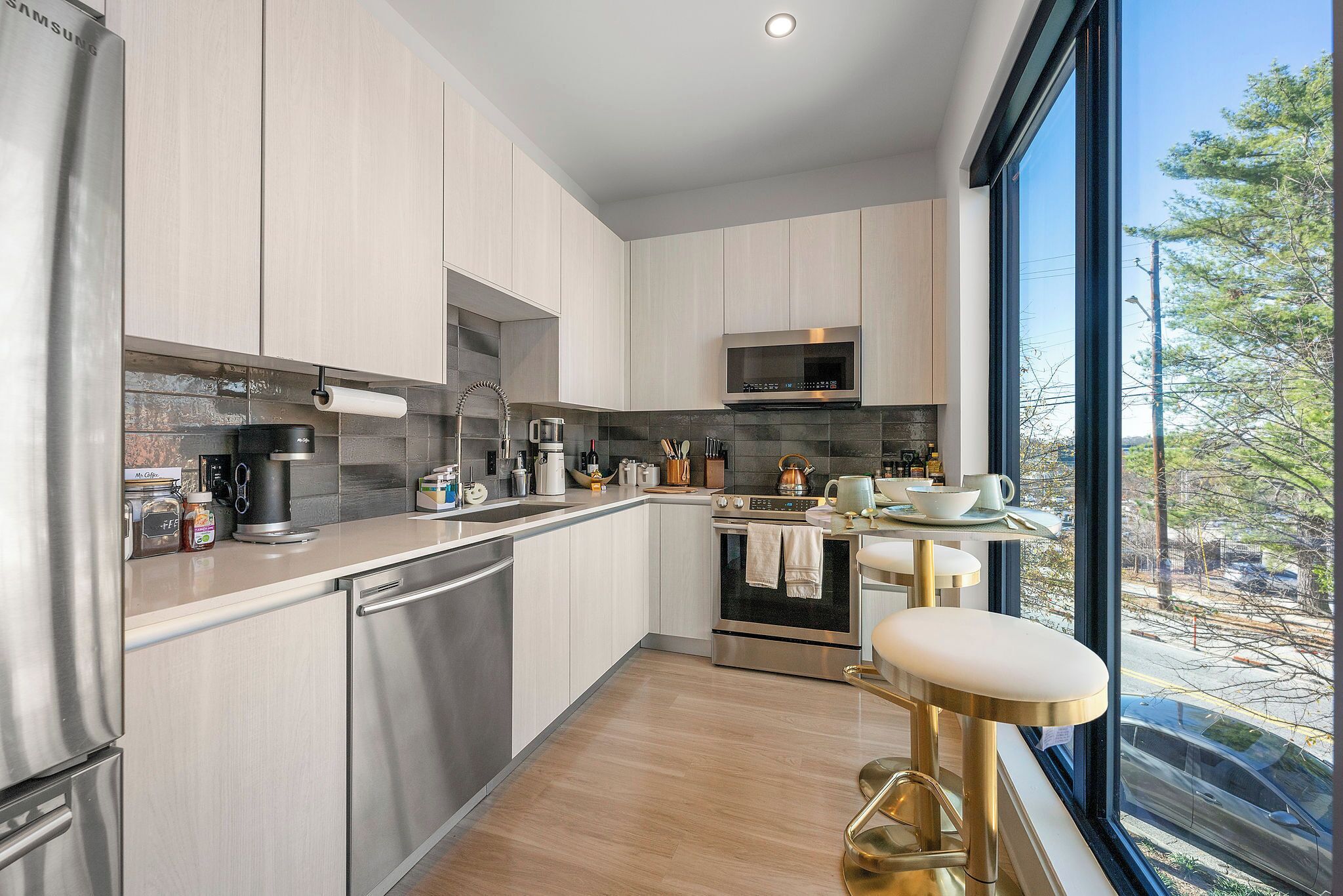 Een magnetron, een oven, een kookplaat, een vaatwasser