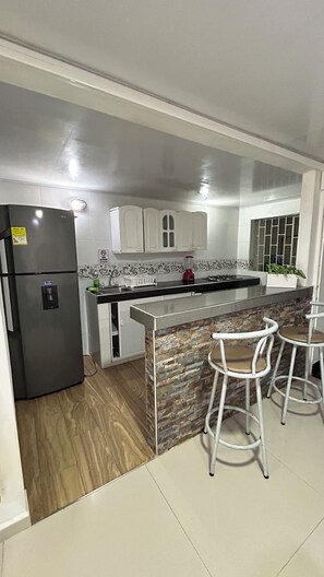 Departamento familiar, 2 habitaciones, patio | Cocina privada