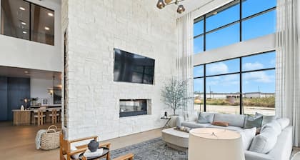 G12 Luxury Living DT Fort Worth 2B2B Resort Style Amenities, Golf Sim