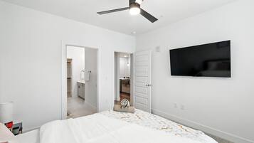 2 bedrooms, desk, iron/ironing board, free WiFi