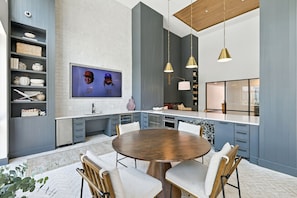 Dining - G12 Luxury 2B Condo W/ Pool & Gym by Traveller's Comfort in Downtown Fort Worth (Fort Worth)