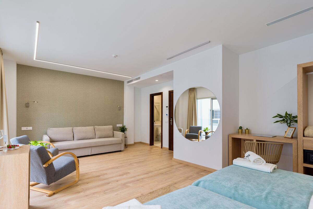 Suite Junior, balcon, vue sur la ville | Commodité de la chambre