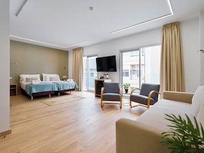 Junior Suite, Balcony, City View | Room amenity