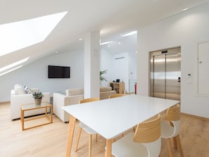 Suite superior, vista al patio | Servicios de la habitación