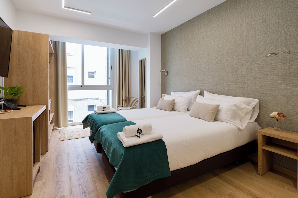 Deluxe Double or Twin Room, City View | Room amenity