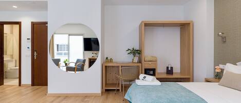 Junior Suite, Balcony, City View | Room amenity