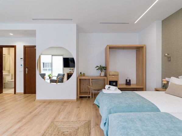 Junior-Suite, Balkon, Stadtblick | Zimmerausstattung