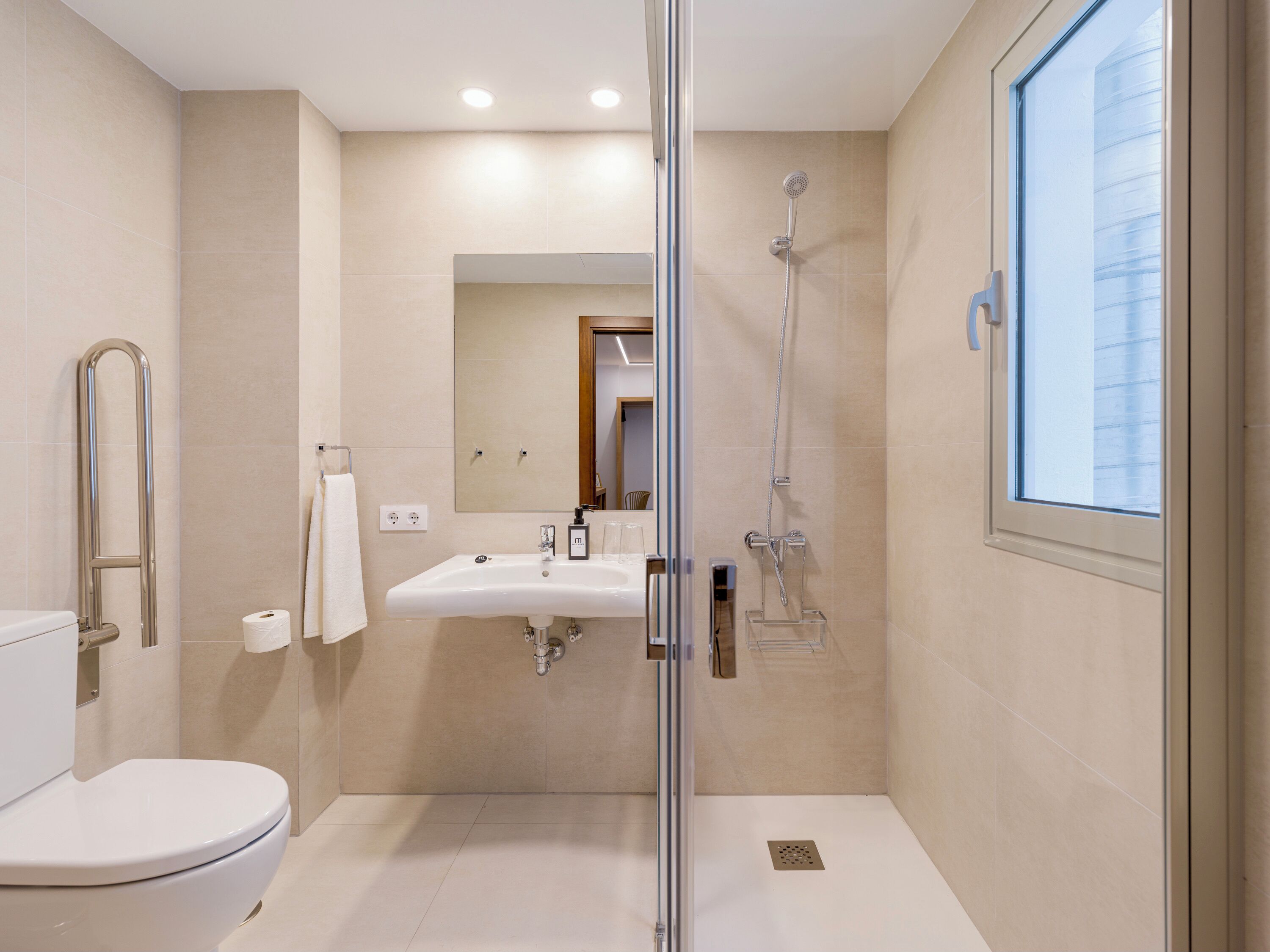 Deluxe Double or Twin Room, City View | Room amenity