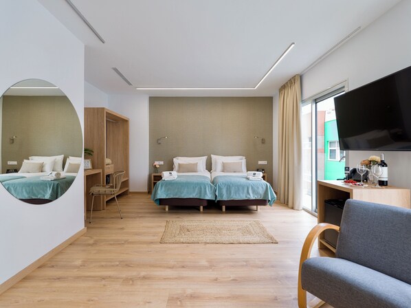 Junior Suite, Balcony, City View | Room amenity