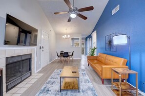 TV - Cushy 2BD Apt | Austin Texas (Austin)
