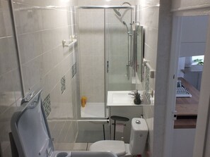 Dusche, Haartrockner, Handtücher, Seife