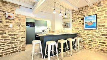 Fridge, microwave, oven, coffee/tea maker