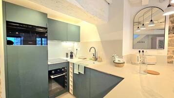 Refrigerador, microondas, horno, cafetera/tetera