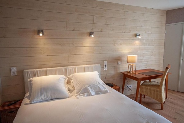 Soundproofing, free WiFi, bed sheets