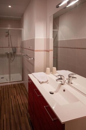 Dusche, Haartrockner, Handtücher, Seife