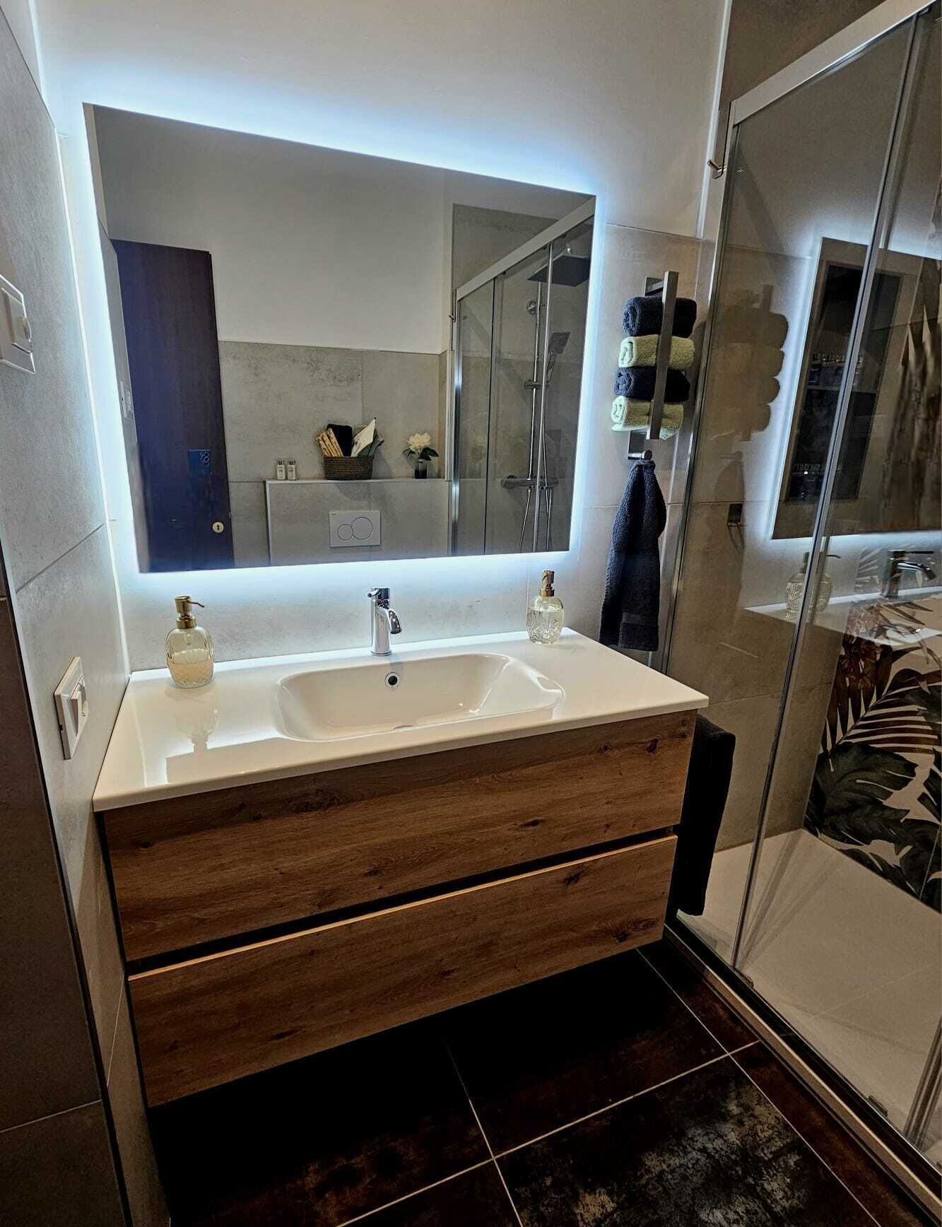 Assecador de cabells, bidet, tovalloles i sabó 